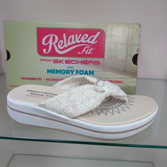 SKECHERS NWT - Picture 3 of 3